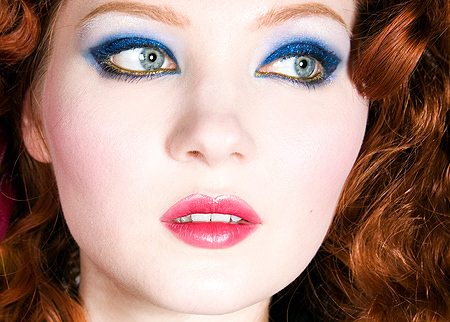 Glitter Cat Eye Look: Add some glitz to your everyday eye makeup with this 