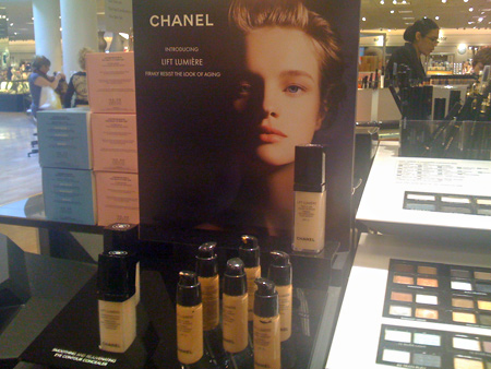 Chanel Lift Lumiere Firming & Smoothing Fluid Makeup SPF15 No. 40 Beige  30ml/1oz : : Beauty