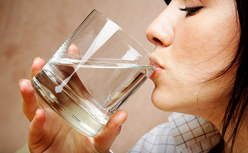 woman_drinking_water