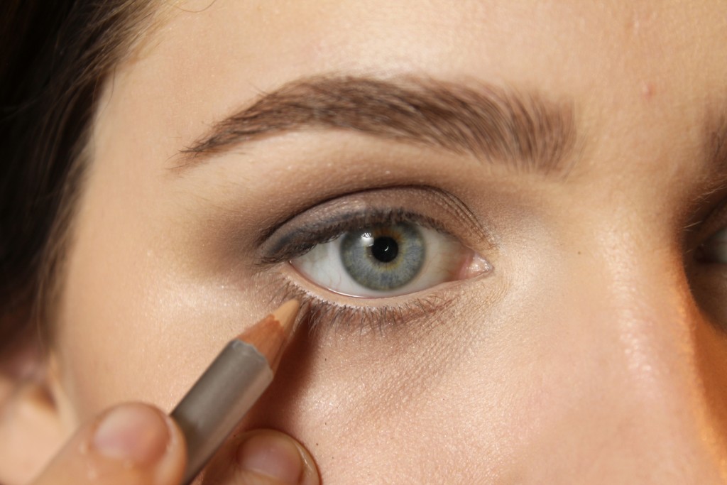 Eye look for any lip color using Honest Beauty eyeliner