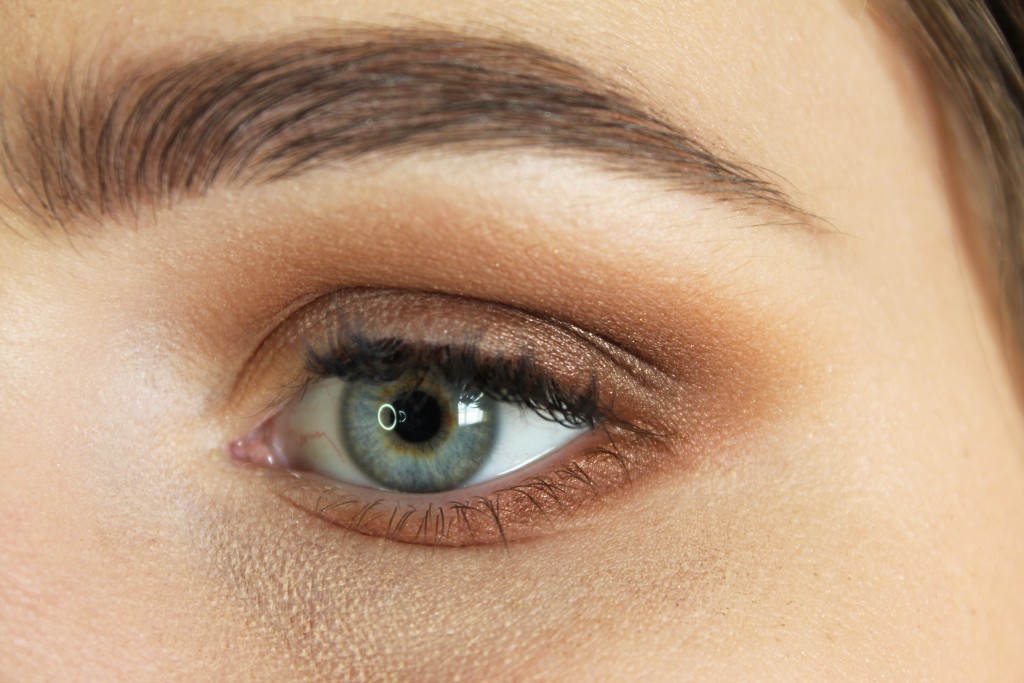 "Frosting" on the outer part of the lower lash line